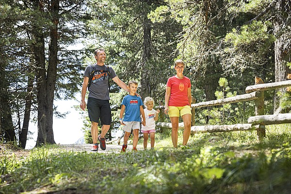 Famiglia lungo il sentiero di Frainus nel bosco di Bellamonte