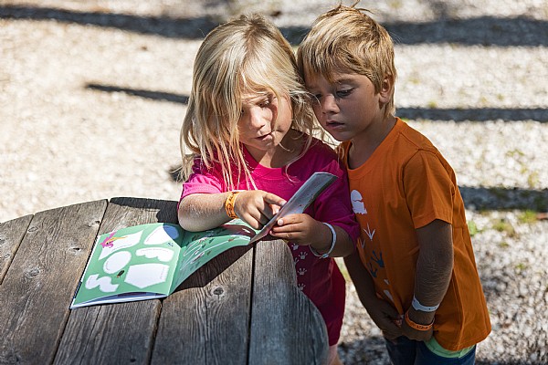 Bambina che utilizza il giocolibro di Frainus in una stazione del percorso